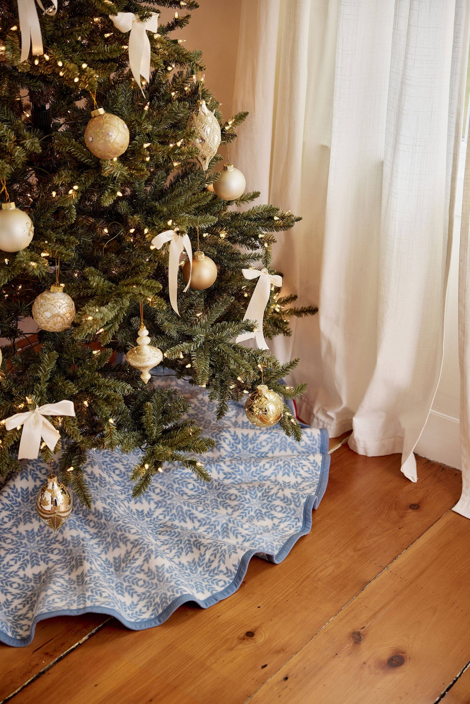 ChappyWrap - Nordic Frost Christmas Tree Skirt