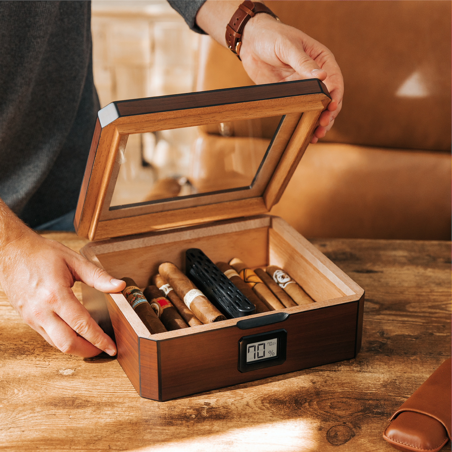 Case Elegance - MAG Humidor - Walnut Finish