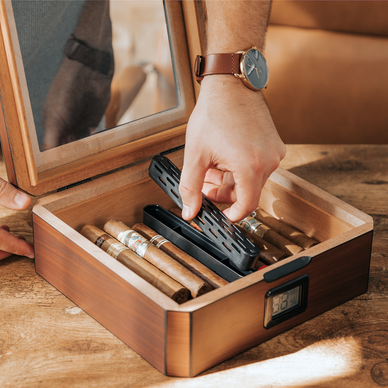 Case Elegance - MAG Humidor - Walnut Finish